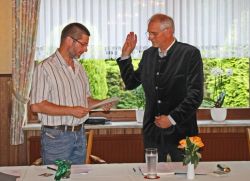 Bernd Hachmeister vereidigt Kurt Bonekamp als Bürgermeister
